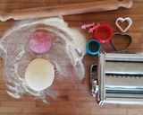 Foto del passaggio 5 della ricetta Ravioli bicolore con i cuoricini, alla crema di formaggio 🌷