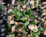 Une image de l'étape 6 de Champignons de Paris bruns sautés à la coriandre.