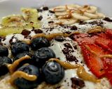 Foto del passaggio 1 della ricetta Porridge con frutta, yogurt e cioccolato 🫐🍓🍌🥝🍫🥜
