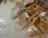 Foto del paso 2 de la receta: Pasta con salsa de verdeo, pollo y curry