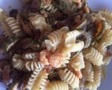 Foto del passaggio 3 della ricetta Insalata di pasta con zucchine, gamberetti e curry