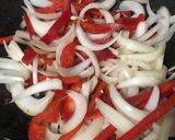 Foto del paso 3 de la receta: Vegetales con pollo y cerdo al Wok sobre fideos de arroz
