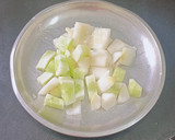 A picture of step 1 of Maskmelon+Cucumber juice.