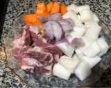 Hình bước làm 1 của món Thịt Dăm Heo Kho Củ Cải Trắng Và Cà Rốt (Món Mặn)
