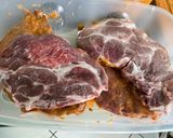 Une image de l'étape 7 de Côtes de porc grillées marinées sauce tomate aux pommes de terre et piments verts.