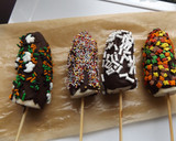 Foto del paso 2 de la receta: Palitos de plátano helados cubiertos de chocolate