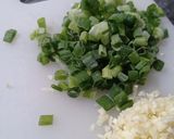 Foto langkah ke 1 dari resep Nasi Ceplok Telur dengan Scallion Oil.