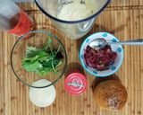 Foto del passaggio 1 della ricetta Simmenthal burger, con maionese, cipolle caramellate, formaggio e insalata