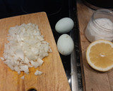 Foto del paso 1 de la receta: Huevos fritos con cebolla y limón