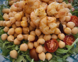 Foto del paso 4 de la receta: Ensalada de garbanzos y rúcula con langostinos