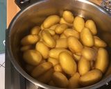 Une image de l'étape 5 de Boites chaudes à l'ail et au vin blanc (pommes grenailles, saucisses de morteau et diots du Jura).