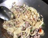 รูปขั้นตอนการทำที่ 2 ของ ผัดพริกกระเพราหน่อไม้หมูสับ