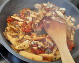 Foto del paso 1 de la receta: Pasta con seta shiitake y tomate seco