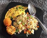 Foto langkah ke 4 dari resep Nasi goreng + omelette simple buat sarapan.