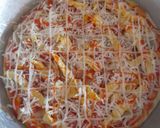 Foto langkah ke 6 dari resep Pizza Jagung Sosis.