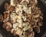 Foto del paso 2 de la receta: Tortilla de patata rellena de champiñones y queso azul