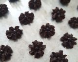 Foto langkah ke 4 dari resep Kue semprit coklat (Milo).