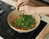 Foto langkah ke 5 dari resep Oseng Tahu Telur Kucai Devina Hermawan.