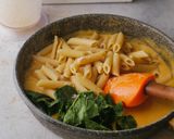 Foto langkah ke 5 dari resep Cheesy spinach pasta (vegan).