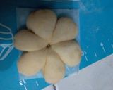Foto langkah ke 5 dari resep Donat bunga.