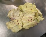 Une image de l'étape 2 de Salade Castelfranco au roquefort, raisins et persil’algues.