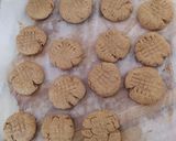 Foto del paso 2 de la receta: Galletitas con manteca de maní y harina integral, sin azúcar 🥜