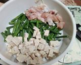 Foto langkah ke 1 dari resep Tumis kacang panjang tulang ayam.