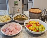 Foto del paso 1 de la receta: Ñoquis con pimientos tricolor, pollo y pesto de pipas