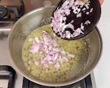 भरलेली ढोबळी मिरची/ भरलेली शिमला मिरची/ stuffed Shimla mirchi/ stuffed capsicum - मराठी रेसिपी रेसिपी स्टेप 3 फोटो