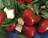 Foto del paso 2 de la receta: Ensalada caprese (Tomates cherry, albahaca y queso)