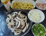 Foto del paso 1 de la receta: Pasta con champiñones con cebolleta-ajetes y nata