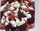 Foto del paso 3 de la receta: Ensalada templada de garbanzo, remolacha y salmón sin gluten