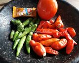 Foto langkah ke 1 dari resep Sambel Mbok Tomsiyah (Lombok Tomat Terasi Uyah).