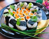 A picture of step 5 of Christmas Onigiri Rice Ball Wreath.