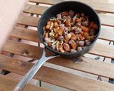 Foto del paso 10 de la receta: Fritada de butifarra y alcachofas con picatostes al ajillo y pimentón