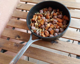 Foto del paso 10 de la receta: Fritada de butifarra y alcachofas con picatostes al ajillo y pimentón