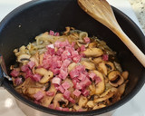 Foto del paso 4 de la receta: Pollo guisado con berenjena, champiñones y taquitos de jamón