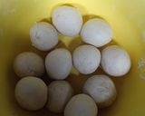 Foto langkah ke 2 dari resep Bola Bola Ketan Goreng Isi Cokelat (Gluten Free).