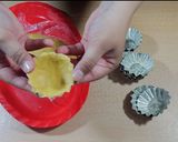Foto langkah ke 4 dari resep PIE GURIH MINI ISI KEJU SMOKED BEEF ǀ MINI CHEESY SMOKED BEEF QU.