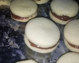 Foto del paso 5 de la receta: Alfajores rellenos de Nutella y cobertura de chocolate
