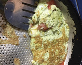 Foto del paso 3 de la receta: Omelette de huevo, pesto rúcula con queso y tomate