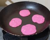Foto langkah ke 5 dari resep Pancake Pisang Selai Strawberry (sy pakai jus buah naga).