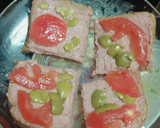 Foto del paso 4 de la receta: Tostada de paté con aceitunas y tomate condimentado