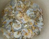 Foto langkah ke 3 dari resep Goong Thod Kratiem (Udang Goreng Bawang Putih).