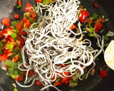 Foto del paso 1 de la receta: Arroz basmati al curry con gulas y almejas