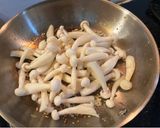 Foto langkah ke 2 dari resep Jamur Shimeji Cah Telur.