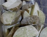 Foto langkah ke 2 dari resep Potato Wedges.