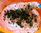 Foto langkah ke 4 dari resep Strawberry Oreo Milk Chiffon Cake .Krucils pasti suka.