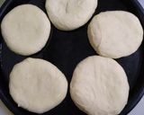 Foto del paso 3 de la receta: Hamburguesas rellenas, papas con cheddar y cebollín, pan casero