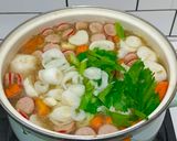 Foto langkah ke 3 dari resep Sop Sayur Sosis.